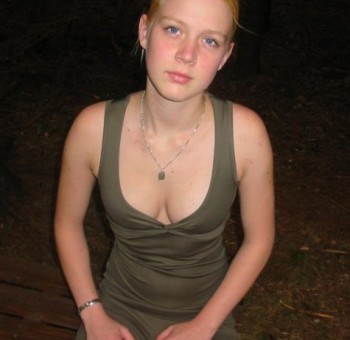 Русская голая девка в парке